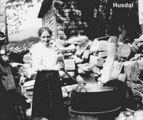 Marta Husdal kokar geitost
