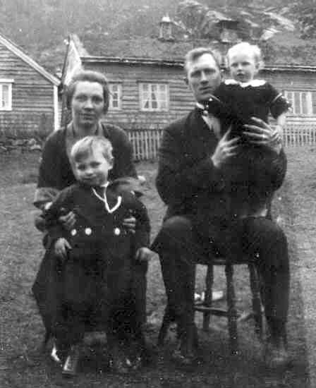 Omlag 1926 - Antom med familie